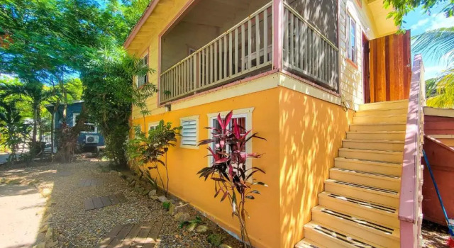 One World Rentals, Reservar Hotel Placencia Village Placencia
