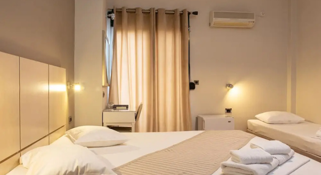 Трёхместный номер Standard с балконом и с видом на город Plaza Hotel