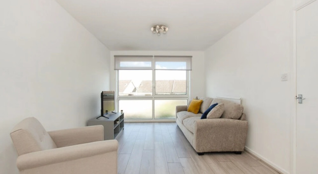 Entire 3 Bed House - Affordable Group Accommodation - Free Parking & Wifi