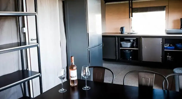 Comfortable Glamping Tent With Wifi in Limburg, Rezervasyon Kamp Alanı Heuvelland kamp ve glamping, Kamp Alanı
