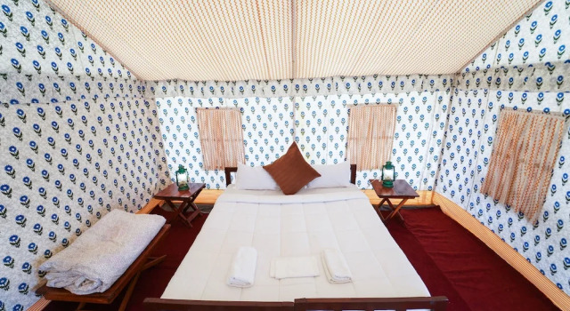 Тент с балконом Rajwada Desert Camp