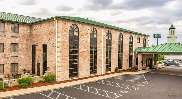 Quality Inn & Suites Cincinnati I-275, Prenota Hotel Hotel a Ohio con parcheggio, Parcheggio