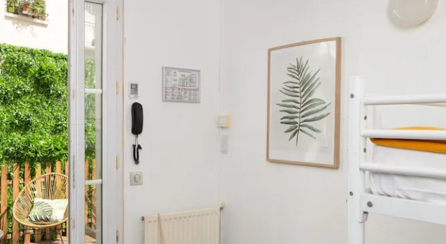 Кровать в общем номере с балконом Le Village Montmartre