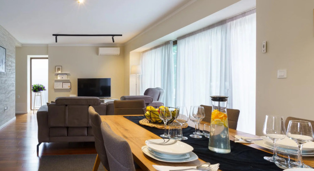 Caprice in Milohnic with 3 bedrooms and 3 bathrooms, Varaa Hotelli Hotellit Kvarner Islands uima-altaalla, Uima-allas