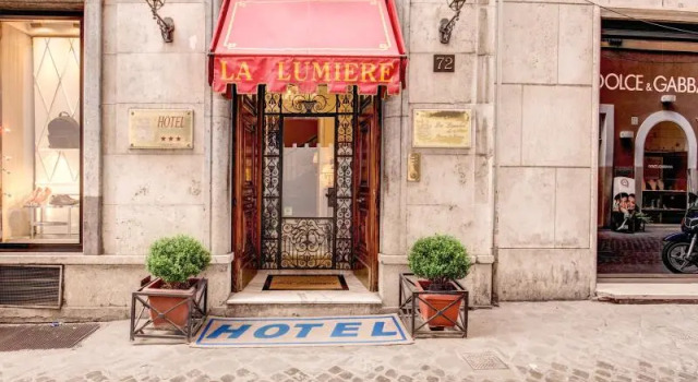 Кровать в общем номере Hotel La Lumiere Di Piazza Di Spagna