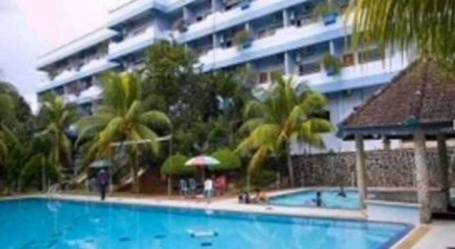 Кровать в общем номере Pelangi Hotel & Resort