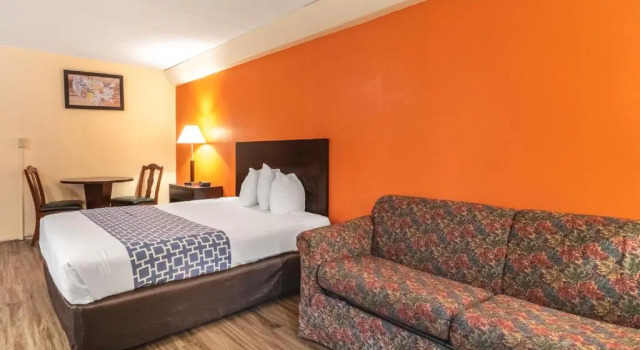 Семейный люкс Econo Lodge Inn & Suites Windsor Locks Bradley Airport