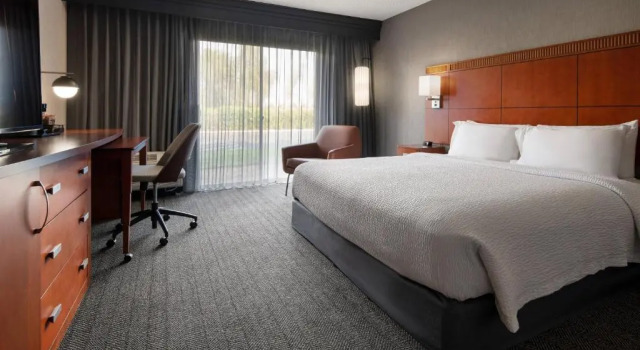 Люкс Courtyard by Marriott Fresno