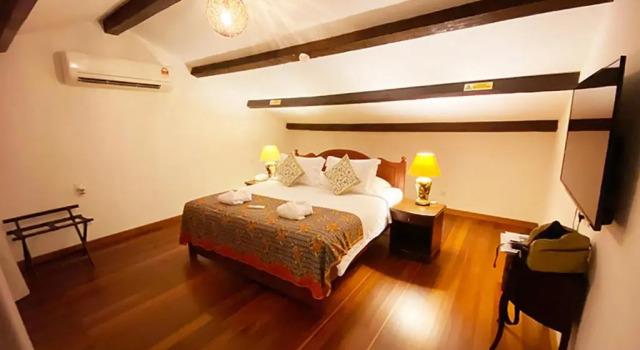 Номер Standard Heeren Straits Hotel