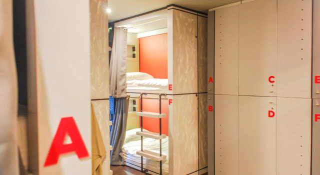 Кровать в общем номере Zula Residences
