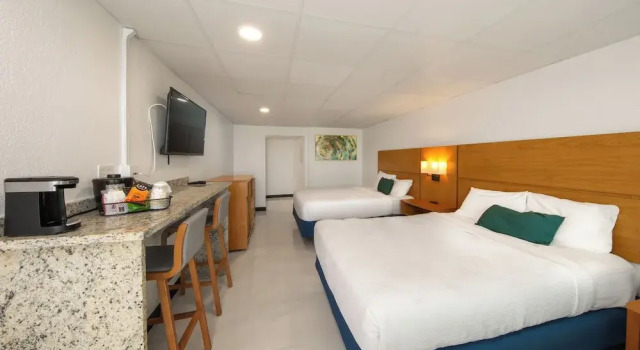 Четырёхместный номер Standard с видом на океан Chateau Beachfront Hotel, a By the Sea Resort