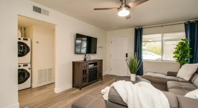 Remodeled 2 Bdrm w/ Yard in Old Town Scottsdale!, Забронировать Дом для отпуска Отели Скотсдейл с парковкой, Парковка