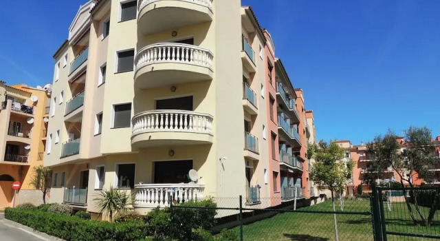 Coastal Getaway in Empuriabrava for 4