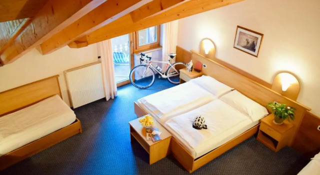 Четырёхместный номер Standard с балконом Hotel Waldheim