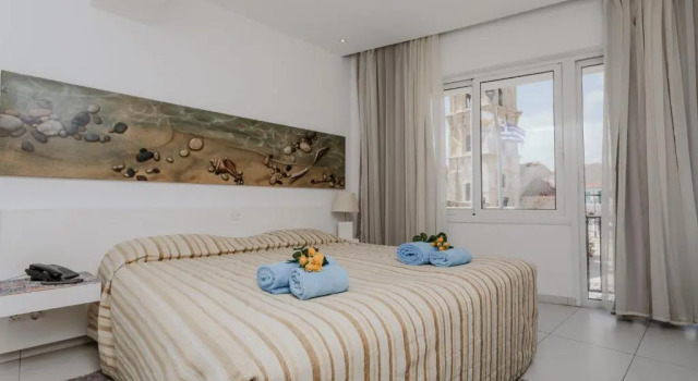 Camera doppia con balcone e con vista sulla città Hotel Opera