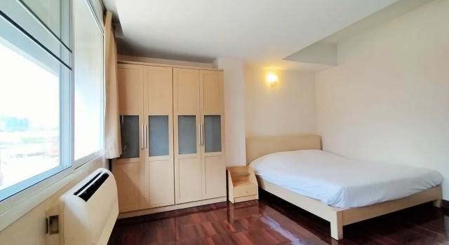 Номер Standard с 2 комнатами с балконом Le Vanvarothai Saladaeng Residence
