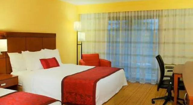 Кровать в общем номере Courtyard by Marriott Traverse City