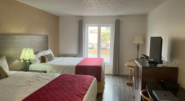Auberge Des Carrefours, Book Hotel Hoteller i Cowansville med parkering, Parkering