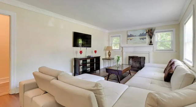 5 Mi to Uptown: Charlotte Hideaway w/ Yard, 预订 度假屋 夏洛特 北卡罗莱纳州