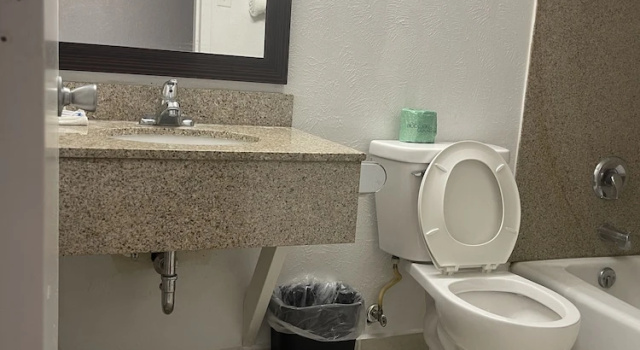 Трёхместный номер Deluxe Regal 8 Inn & Suites