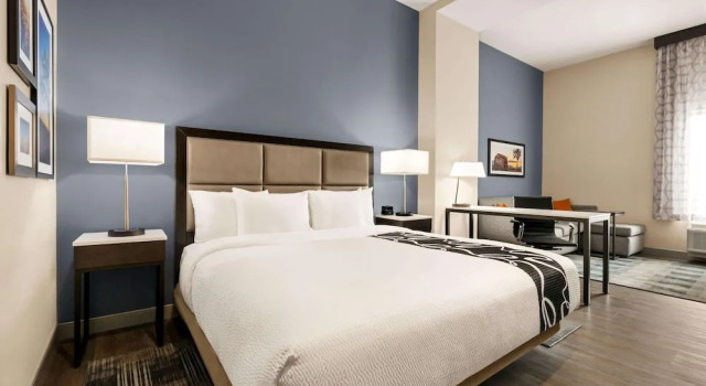 Двухместный люкс La Quinta Inn & Suites by Wyndham San Bernardino