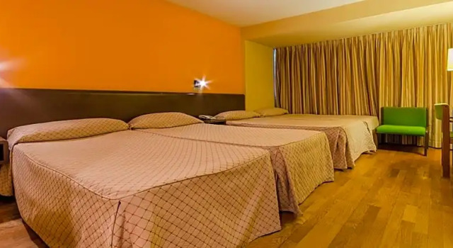 Четырёхместный номер Hotel Sant Eloi