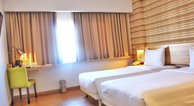 Deluxe Twin room Whiz Prime Hotel Basuki Rahmat Malang