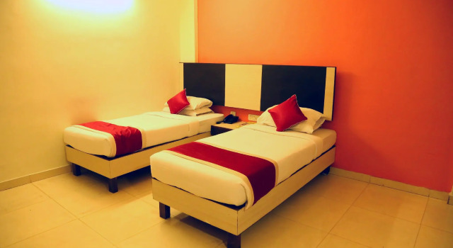 Кровать в общем номере Hotel Roopa