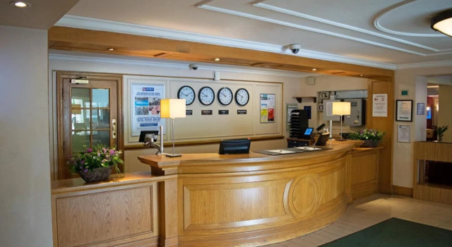 Holiday Inn Manchester Airport, Book Ferieresort Wilmslow Cheshire