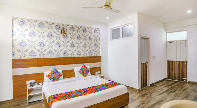 Номер Deluxe с балконом FabHotel Aravali Suites - DLF Phase 3