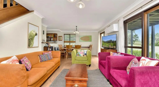 Silver Springs Estate 4br house + 6br house with Wifi, Pool. Fireplace, Views, Olives and Space, 예약 호텔 Rothbury Hunter Valley