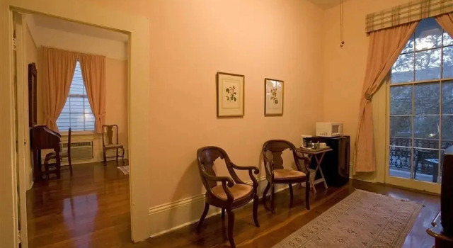Люкс с балконом Fairchild House Bed & Breakfast