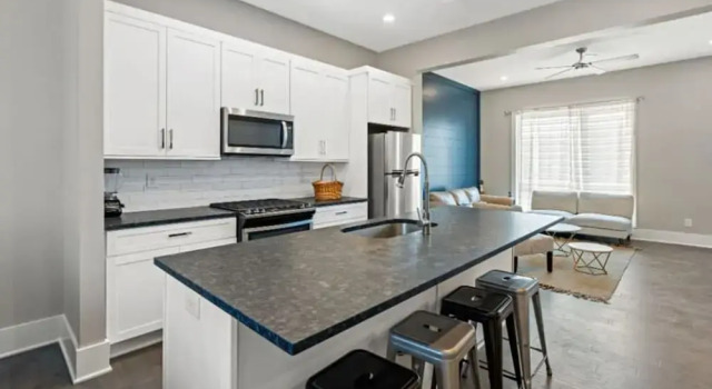 Modern 3 3 in East Nash 10min to Broadway, Prenota Casa vacanze Hotel a Tennessee con parcheggio, Parcheggio
