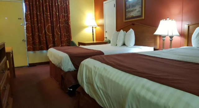 Четырёхместный номер Standard Plaza Inn Springfield