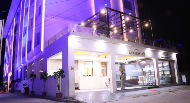 Hotel Lakhdatar, Rezerwuj Hotel Hotele w Sikar z parkingiem, Parking