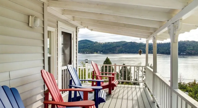 Коттедж с 3 комнатами с балконом Harrison Getaway w/ Deck & Lake Views!