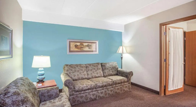 Двухместный люкс Superior c 1 комнатой AmericInn by Wyndham St. Peter