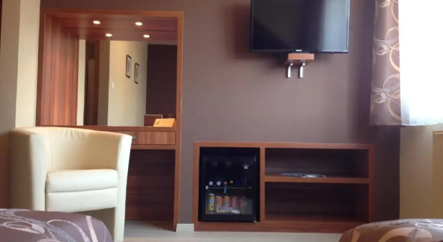 Alfa Hotel, Забронировать Отель Отели в центре Дьёр с завтраком, отели в центре Дьёр с завтраком