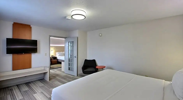 Sviitti Holiday Inn Express Hotel & Suites Milwaukee Airport by IHG