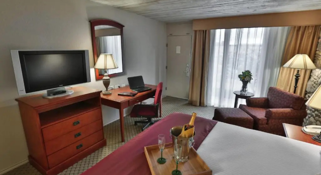 Номер Standard с видом на бассейн Inn of the Hills Hotel and Conference Center