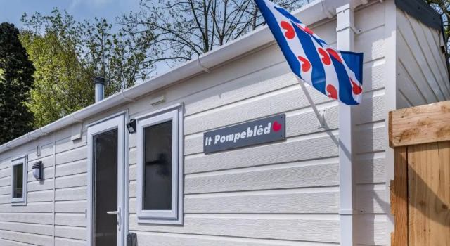 Chalet it Pompebled met wasmachine en droger en zwembad op camping, Rezervovat Chata Chaty v Friesland, Chalupa