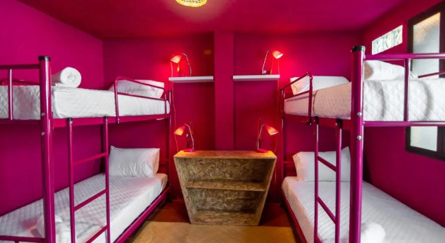 Кровать в общем номере Why Not Hotel