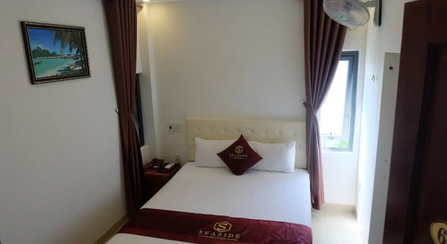 Кровать в общем номере Seaside Hotel