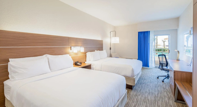 Четырёхместный номер Standard Holiday Inn Express Orange Beach - On The Beach by IHG