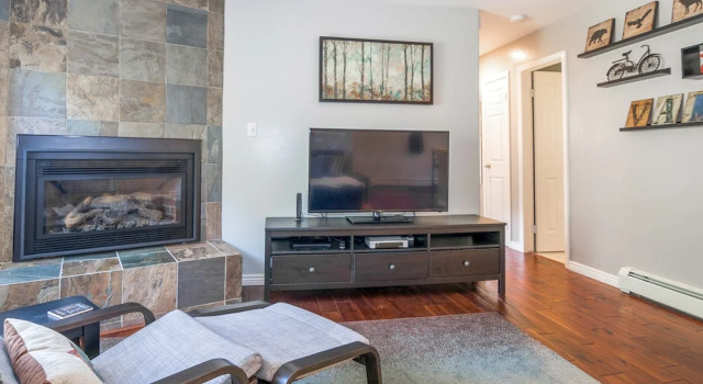East Vail Condo Near Skiing, Hiking by RedAwning, Забронировать Апартаменты/квартира Вейл Roosevelt National Forest, рядом с Vail Racquet Club