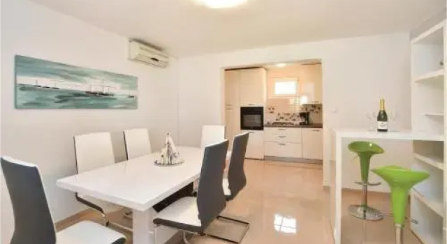 Four Bedroom Holiday Home In Kastel Sucurac, Rezerwuj Hotel Hotele w Split-Dalmatia County z parkingiem, Parking