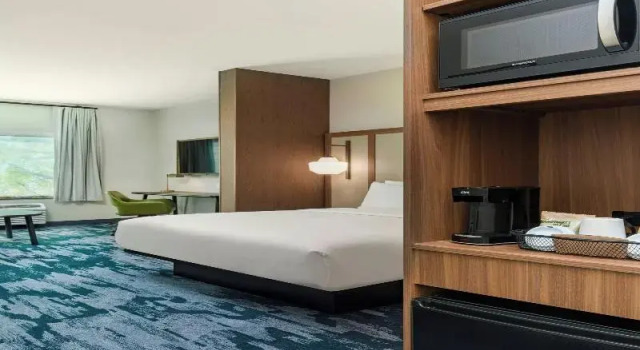 Четырёхместный люкс с частичным видом Fairfield Inn & Suites Hanford