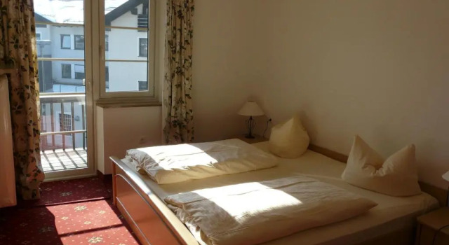 Апартаменты Hotel Roter Hahn - Bed & Breakfast
