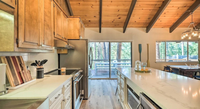Коттедж с 3 комнатами Pine Mountain Cabin w/ Hot Tub, 2 Mins to Marina!