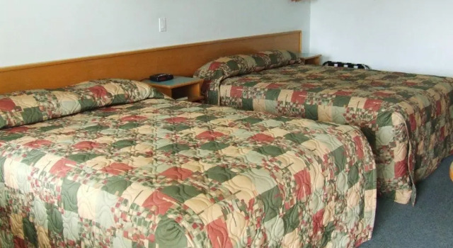 Четырёхместный номер Standard Ponderosa Motor Inn
